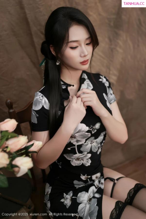   [XiuRen]高清写真图 2025.08.15 No.10655 南乔 黑色旗袍第26张图片